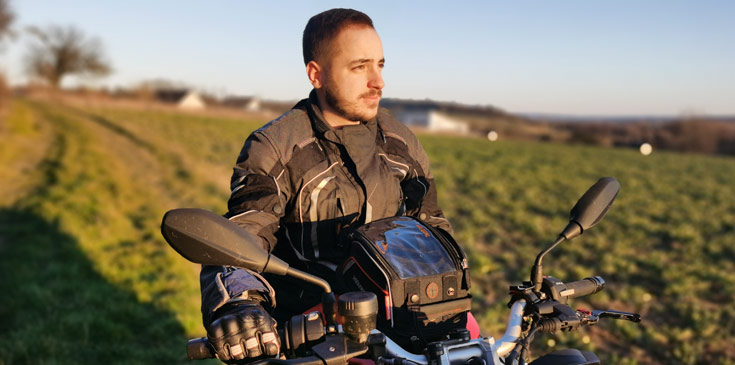 Marvin Schuler, Beratungsstellenleiter beim Lohnsteuerhilfeverein Steuerring, auf seinem Motorrad.