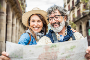 Ein Paar macht Urlaub und hält eine Stadtkarte in der Hand.