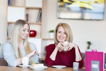 Mutter und Tochter trinken zusammen Kaffee.