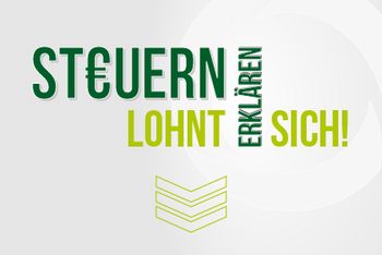 Vor einem grauen Hintergrund mit einem transparenten Steuerring-Logo steht in grüner Schrift geschrieben: „Steuern erklären lohnt sich“.