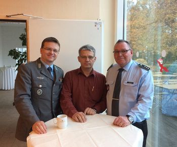 Steffen Branse, Bundeswehrbeauftragter des Lohnsteuerhilfevereins Steuerring, gemeinsam mit zwei Funktionären der Bundeswehr.